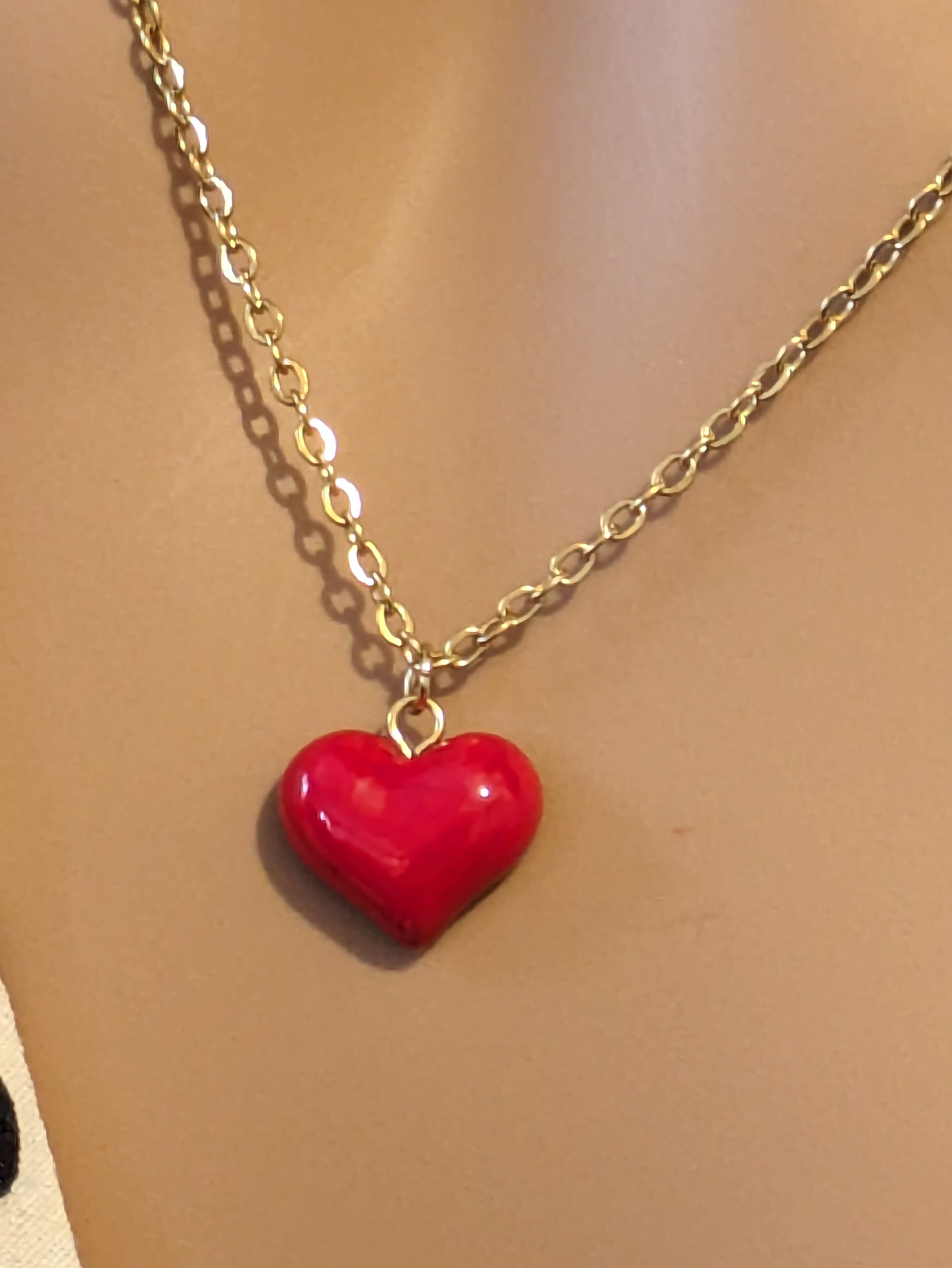 Colliers petit cœur sur chaîne.