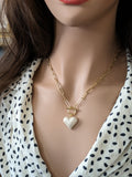 Collier cœur dos plat blanc perlé.