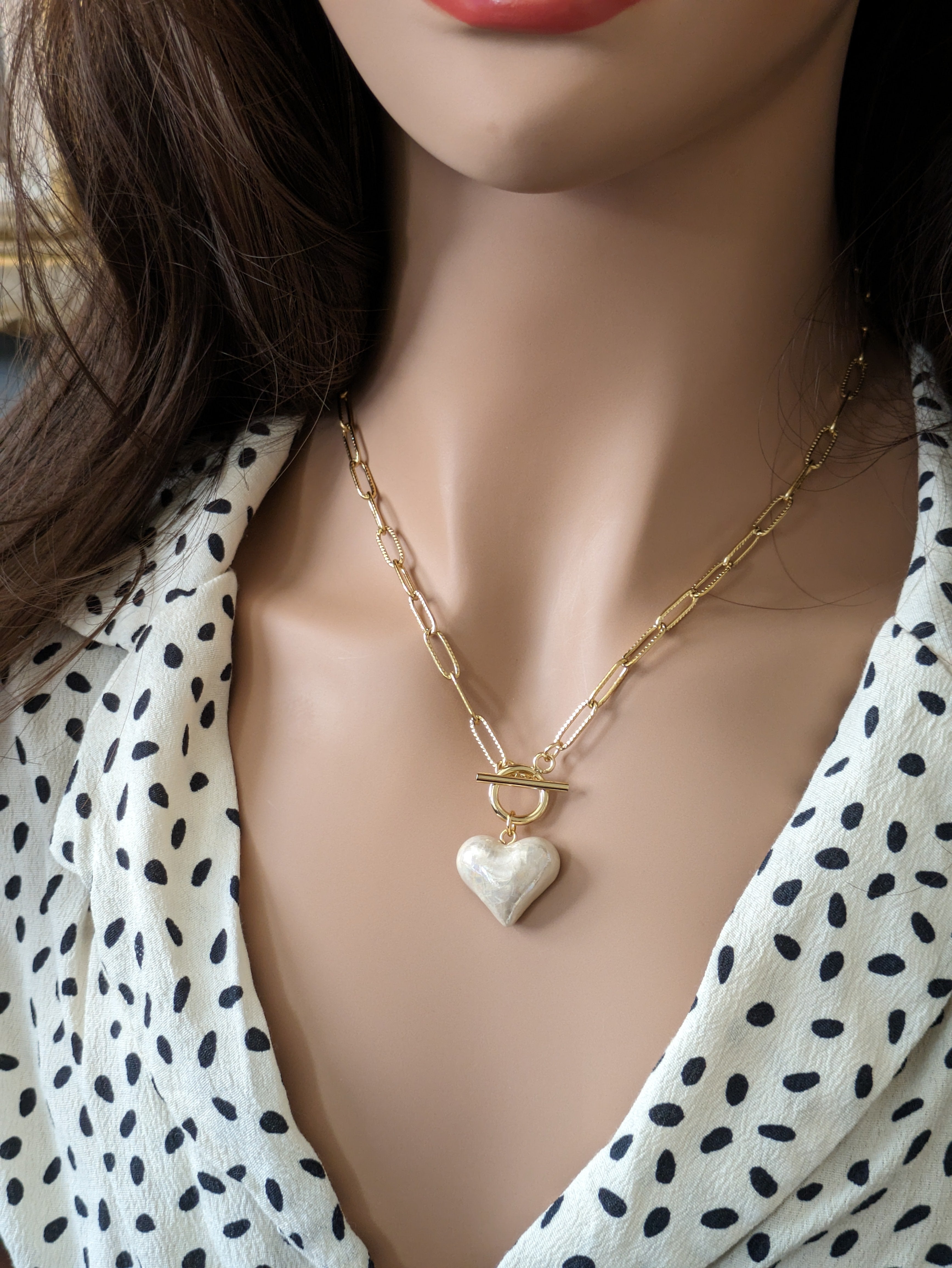 Collier cœur dos plat blanc perlé.