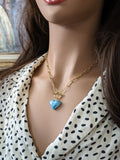 Collier cœur volume bleu perlé.