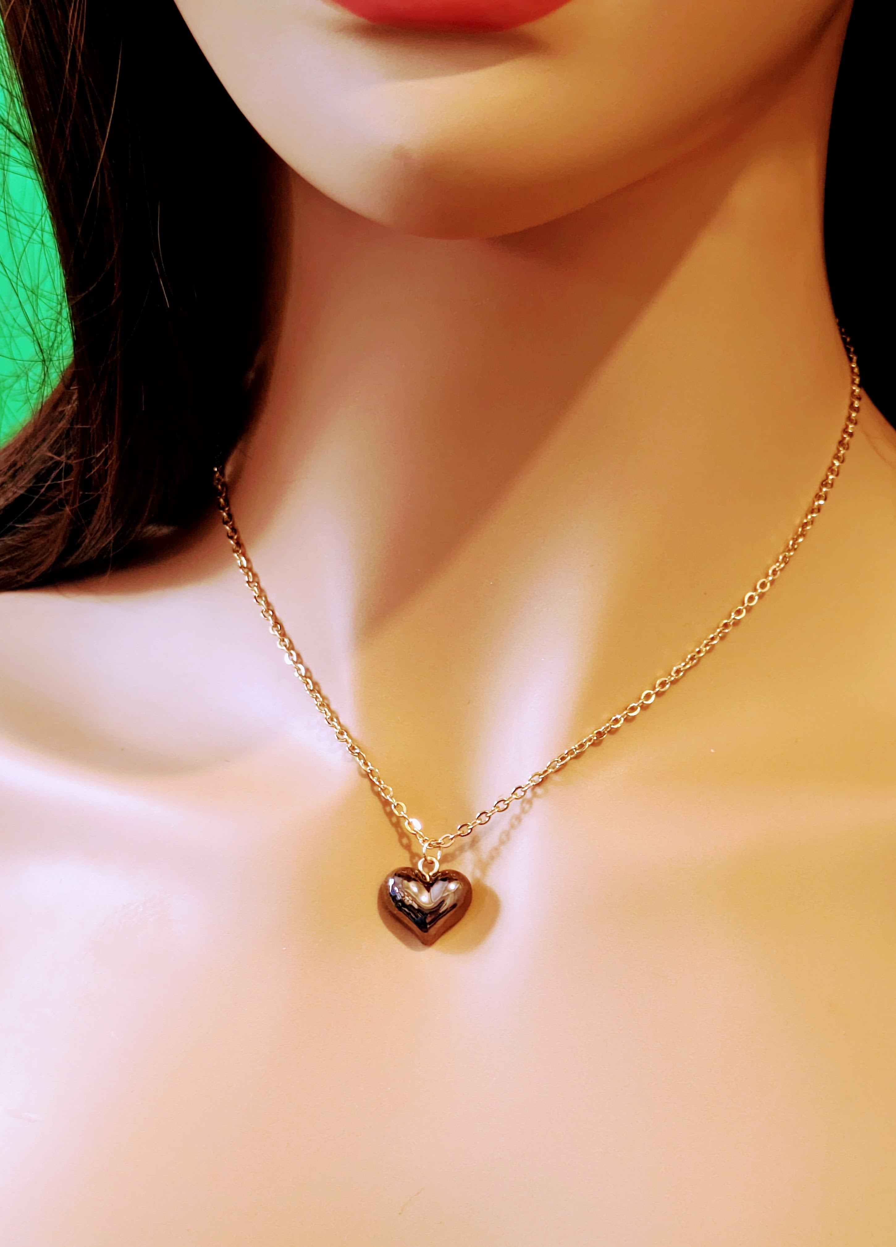 Collier petit cœur noir reflet doré sur chaîne