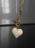 Collier cœur volume blanc perlé.